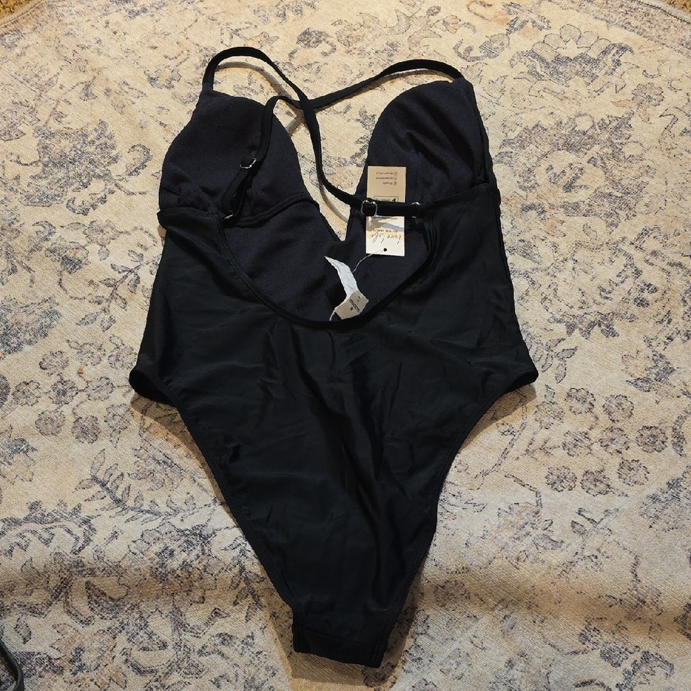 Cupshe Elegant Black One-Piece Swimsuit - Picture 5 of 5